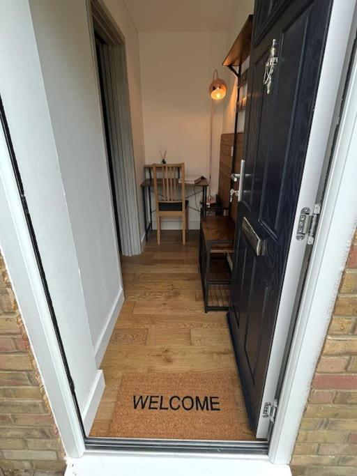 Two-Bedroom Cosy Country Lodge With Private Patio Greenhithe Eksteriør bilde